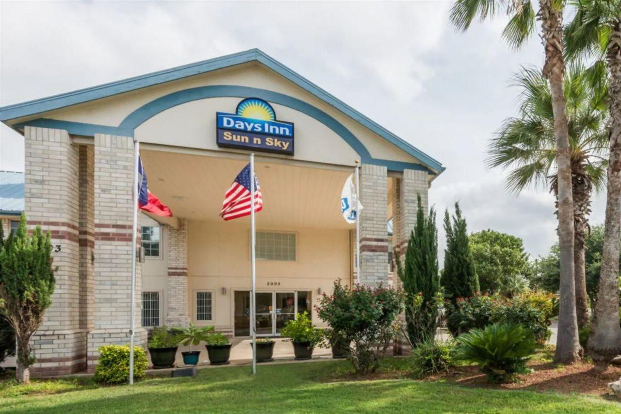 Days Inn By Wyndham San Antonio Southeast Frost Bank Center Exterior foto